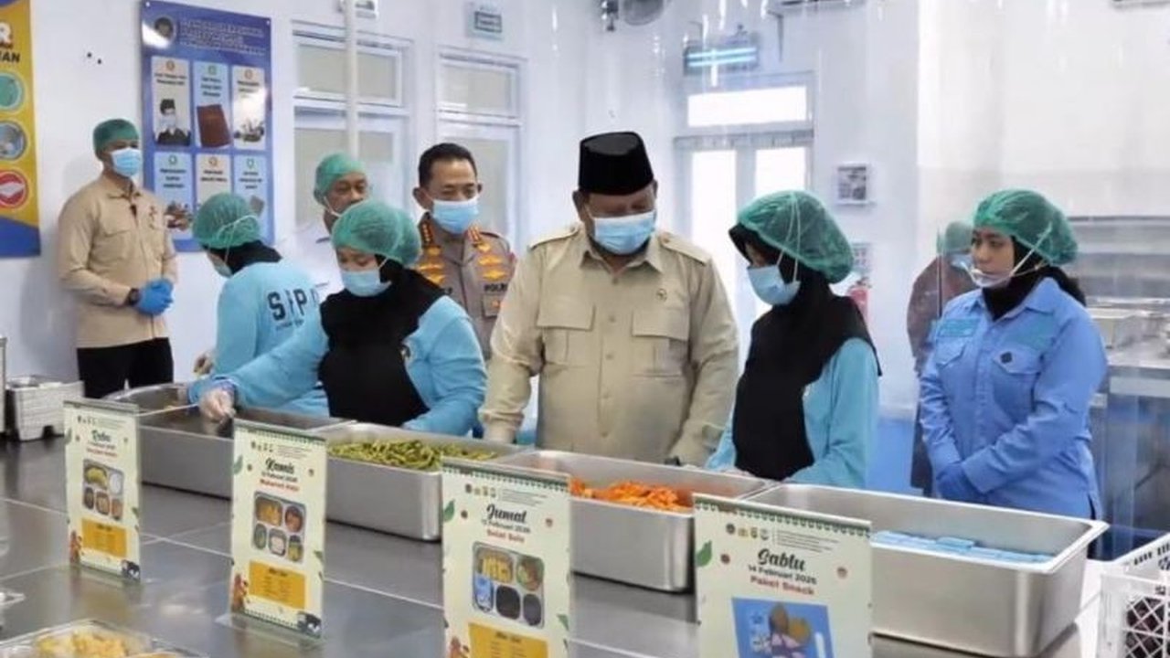 Presiden Prabowo Subianto meninjau dapur Makanan Bergizi Gratis (MBG) di Palmerah, Jakarta Barat, dan menekankan pentingnya penyajian hidangan hangat untuk penerima manfaat, memicu rasa penasaran akan standar kualitas program ini.