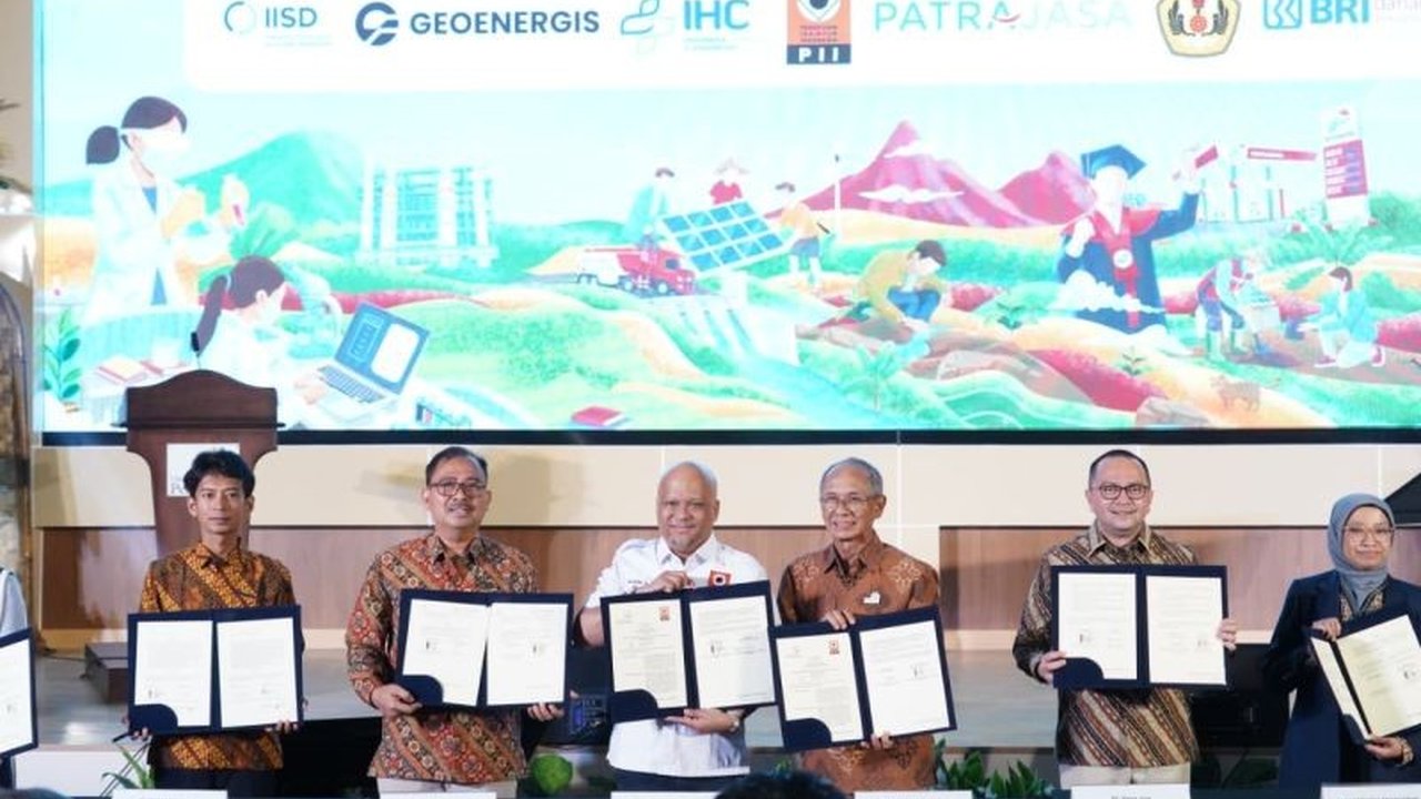 Universitas Pertamina dan Persatuan Insinyur Indonesia (PII) menandatangani MoU strategis untuk mewujudkan reindustrialisasi, menegaskan pentingnya kualitas SDM dalam pembangunan bangsa melalui kerja sama Universitas Pertamina PII.