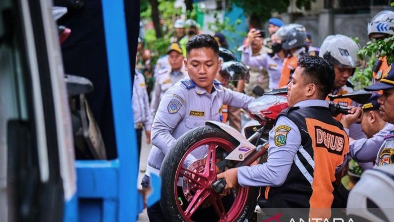 Anggota DPRD DKI Jakarta mendesak penerapan sanksi tegas bagi pelaku parkir liar, khususnya di trotoar, demi menciptakan efek jera dan mengatasi masalah yang mengganggu kenyamanan pejalan kaki di ibu kota.