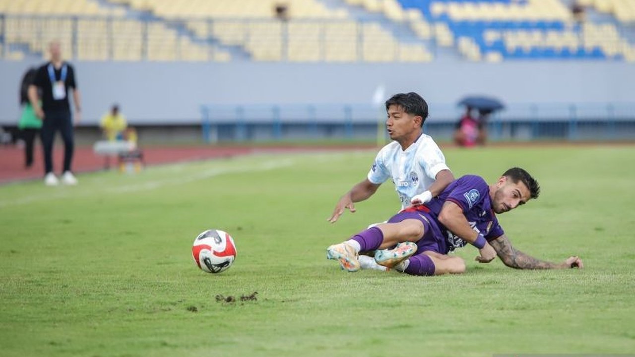 Performa gemilang Ezequiel Vidal berhasil menyelamatkan PSIM dari kekalahan, mengantarkan timnya meraih hasil imbang 2-2 melawan Persik Kediri dalam laga Super League yang sengit.