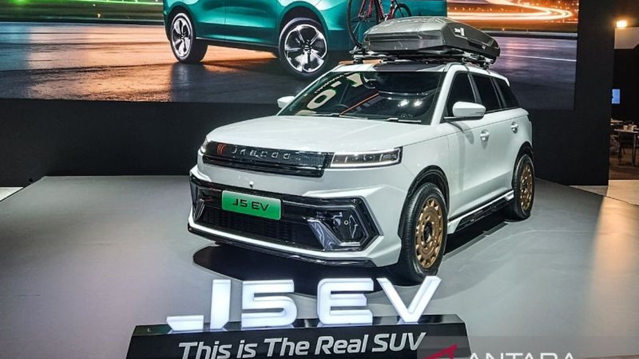 Antusiasme tinggi terhadap Jaecoo J5 EV membuat pemesanan membludak hingga 12.000 unit. Pembeli di IIMS 2026 harus bersabar menanti unit SUV listrik ini hingga setelah Lebaran.