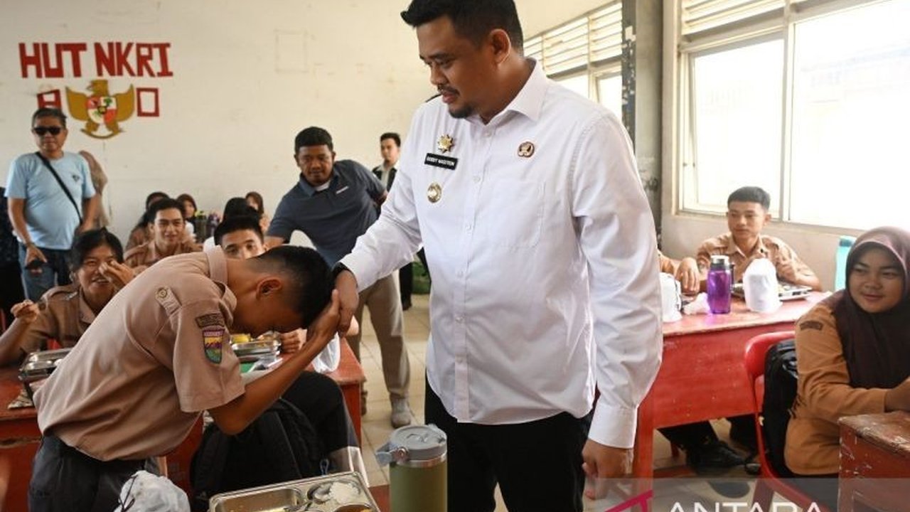 Gubernur Sumut Bobby Nasution memastikan Program MBG Sumut berjalan optimal di Kepulauan Nias, meringankan beban orang tua dan meningkatkan kualitas pendidikan. Simak detailnya!