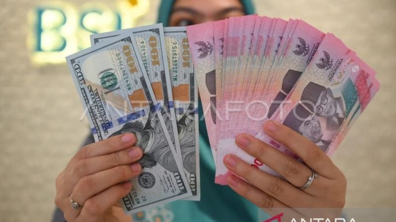 Kurs Rupiah Indonesia sempat menyentuh rekor terlemah, mendekati Rp17.000 per dolar AS, memicu pertanyaan besar tentang kredibilitas kebijakan ekonomi dan fiskal nasional.