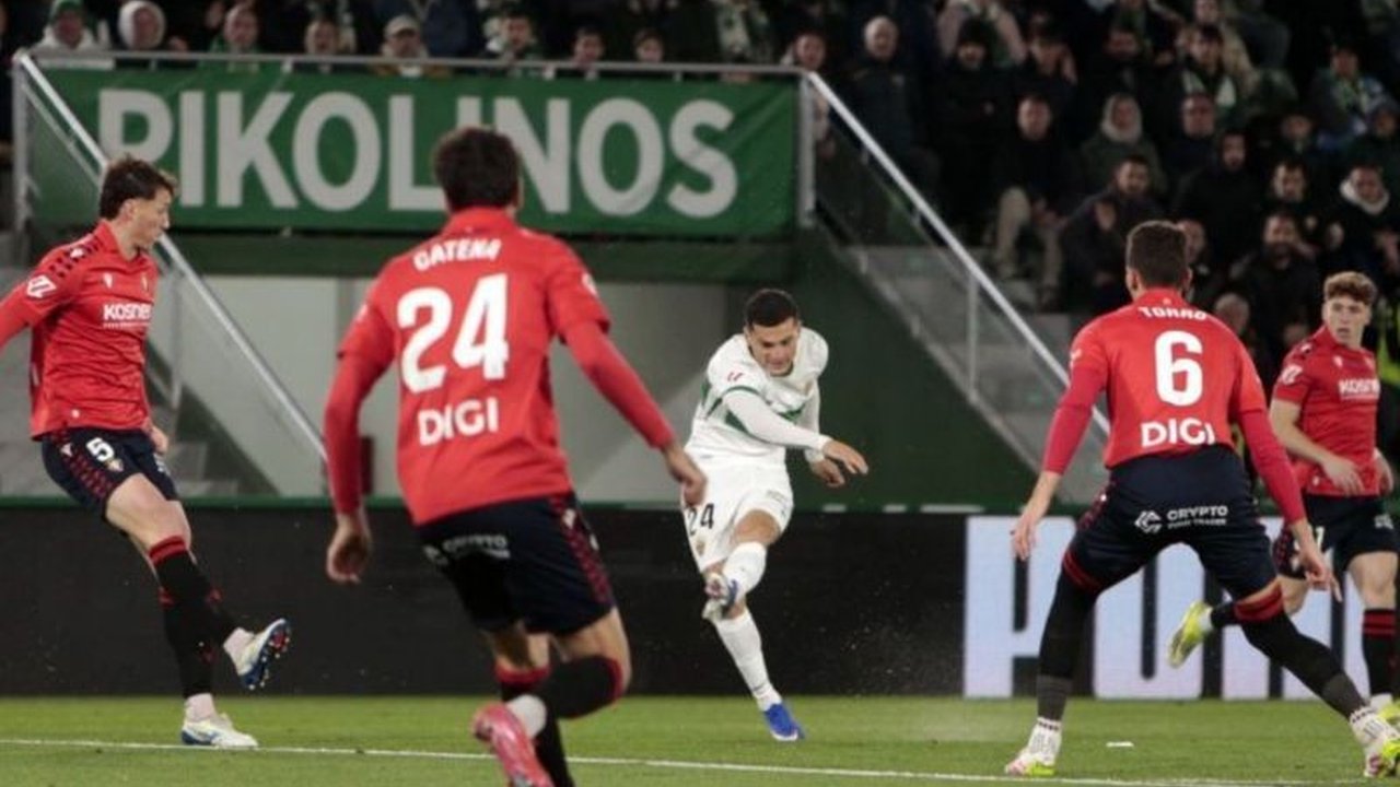 Pertandingan sengit antara Elche dan Osasuna berakhir dengan skor Elche Osasuna imbang tanpa gol, membuat kedua tim hanya meraih satu poin di Liga Spanyol dan sedikit mengubah posisi mereka di klasemen.