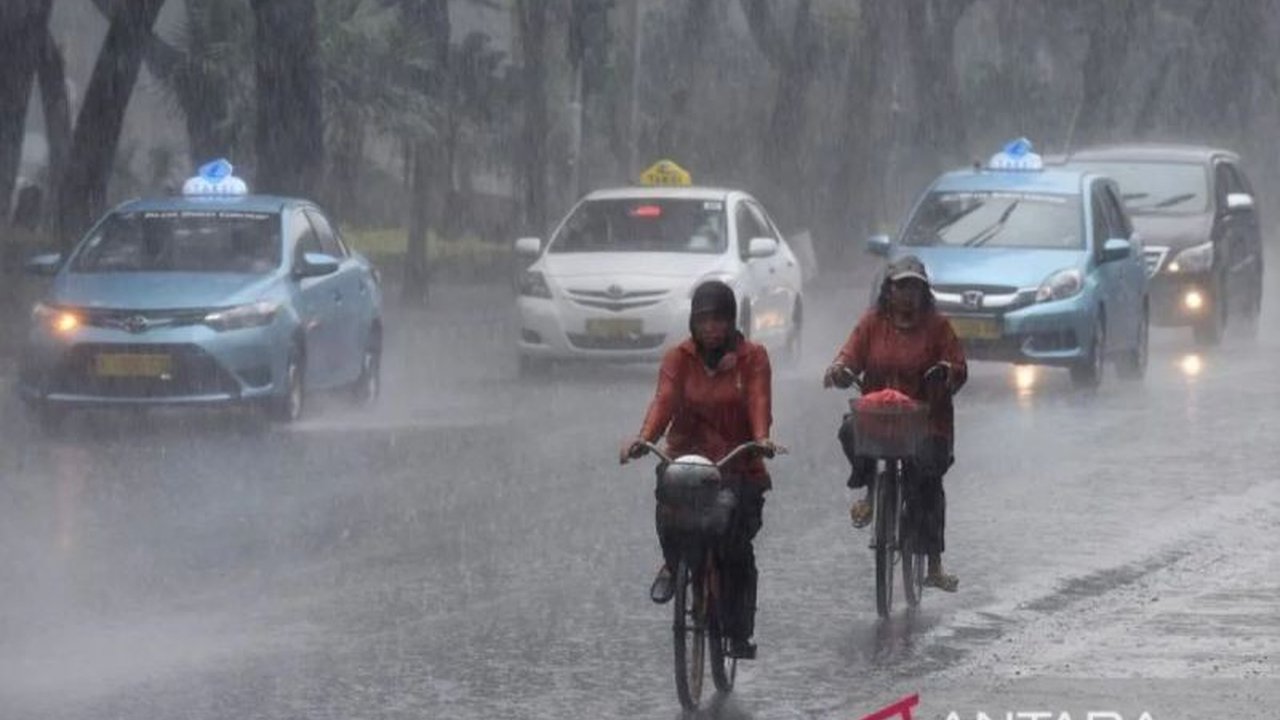 BMKG mengeluarkan peringatan potensi hujan lebat hingga sangat lebat di berbagai wilayah Indonesia pada Sabtu (14/2). Masyarakat diimbau waspada dan tingkatkan kesiapsiagaan menghadapi cuaca ekstrem.