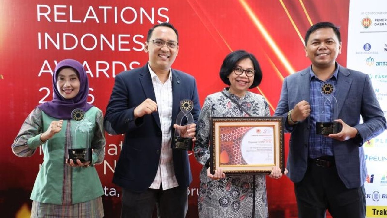 Biro Adpim Jatim berhasil meraih empat **Penghargaan PRIA 2026**, termasuk kategori individu dan inovasi digital. Capaian ini menegaskan peran penting humas pemerintah dalam membangun kepercayaan publik.