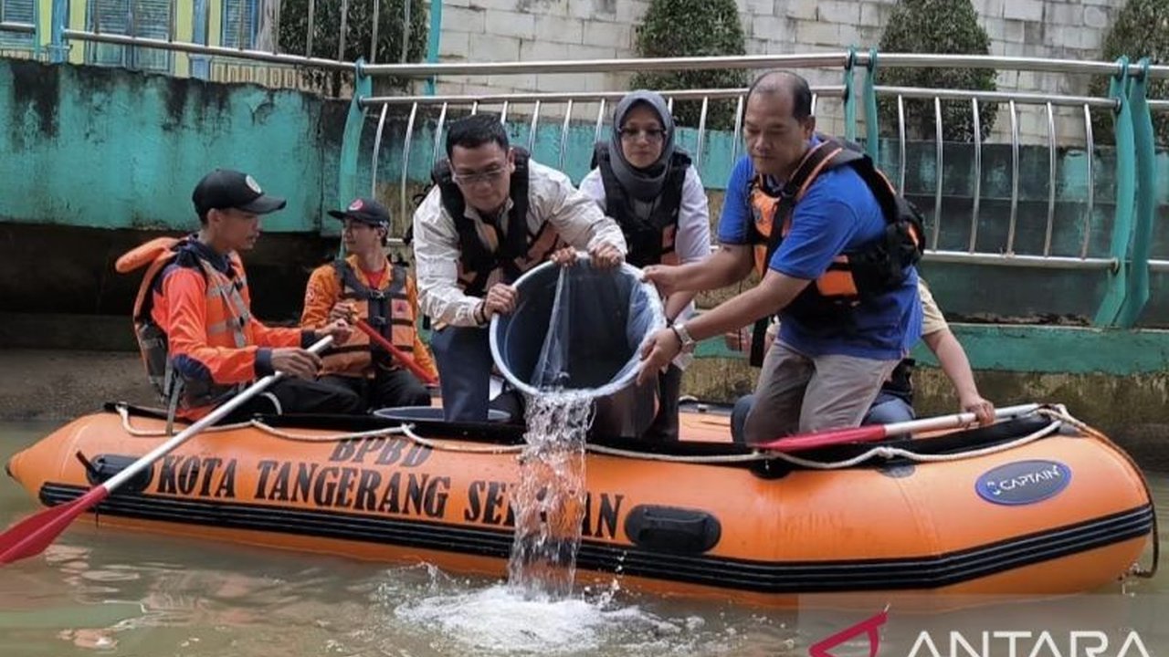 PT Biotek Saranatama mengambil langkah konkret dalam pemulihan kualitas air sungai yang tercemar pestisida di Tangerang Selatan, menyebarkan adsorben dan menebar bibit ikan sebagai bentuk tanggung jawab lingkungan.