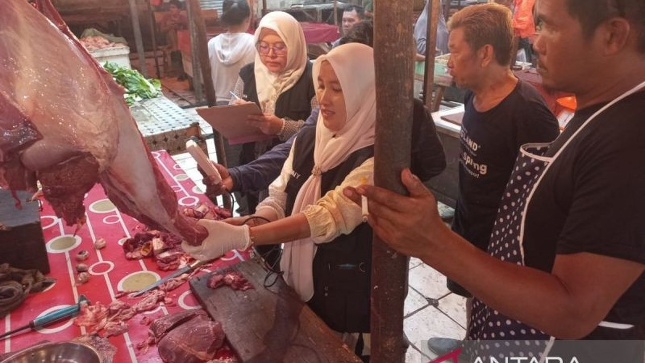 Pemerintah Kota Bengkulu intensifkan pengawasan daging jelang Ramadhan 1447 H di pasar-pasar, memastikan pasokan aman dan halal bagi masyarakat.