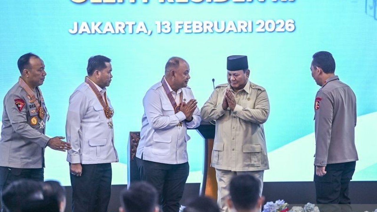 Presiden Prabowo Subianto menjelaskan secara lugas alasan utama Keterlibatan TNI Polri dalam Ketahanan Pangan, menanggapi kritik dan menegaskan peran vital mereka demi keselamatan rakyat Indonesia.