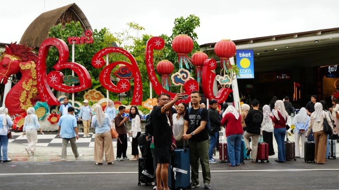 Bandara I Gusti Ngurah Rai Bali proyeksikan layani 438 ribu penumpang selama Libur Imlek 2026, dengan langkah antisipasi dan hiburan khusus untuk kenyamanan penumpang yang memeriahkan suasana.