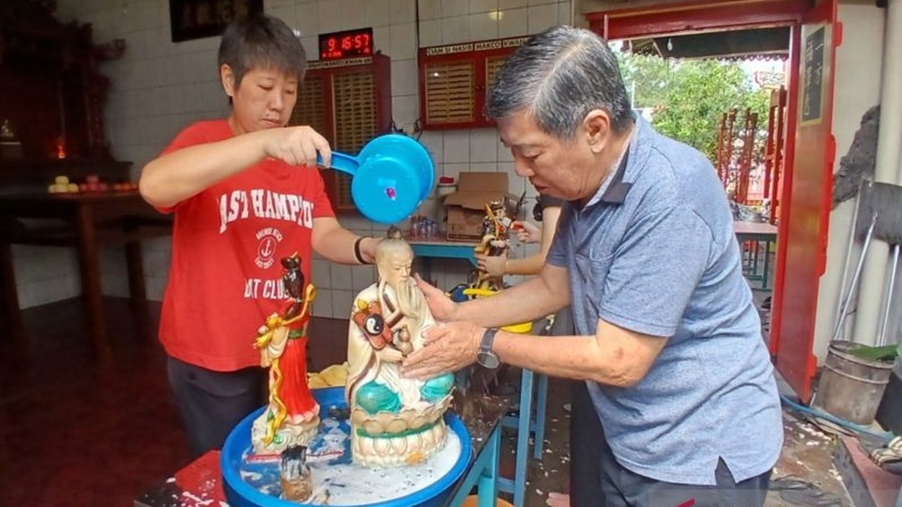 Menyambut Tahun Baru Imlek 2577, Klenteng Kong Ling Bio di Temanggung gelar Pembersihan Rupang Klenteng Temanggung, ritual sakral untuk pembaruan diri dan harapan kesuksesan di Tahun Kuda.