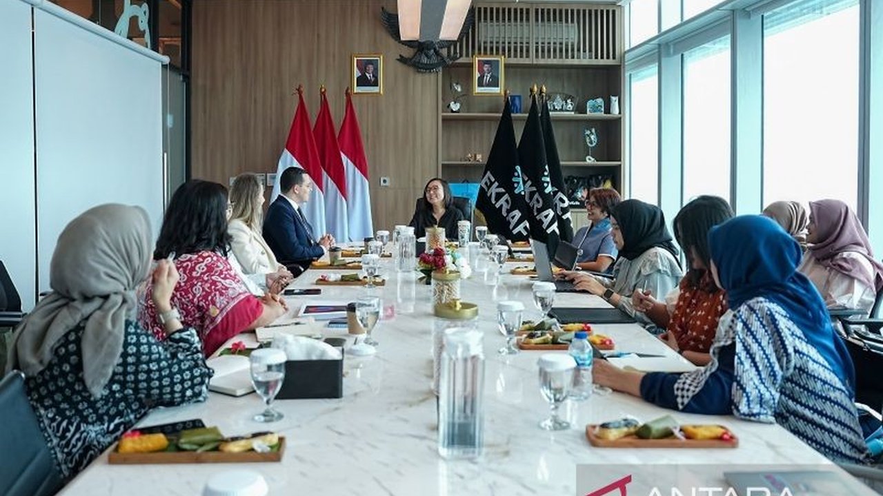 Kementerian Ekonomi Kreatif (Kemenekraf) menjajaki kolaborasi strategis dengan platform musik digital seperti Spotify, bertujuan memperkuat ekosistem musik Indonesia dan meningkatkan daya saing global.