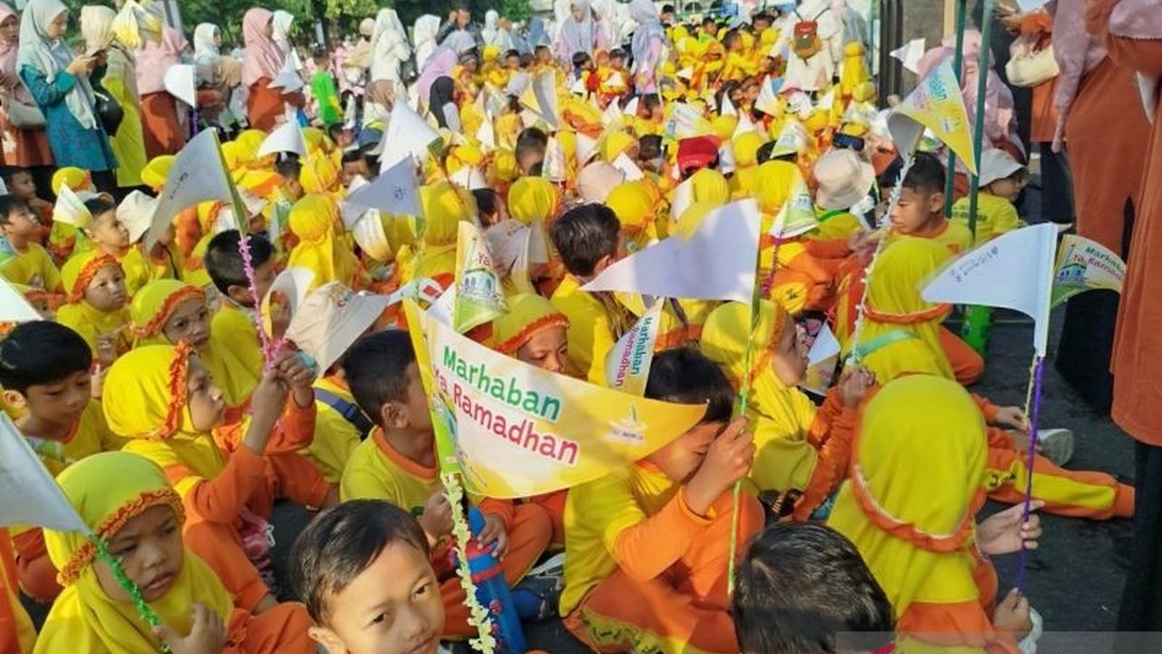 Ribuan pelajar di Kudus antusias menyambut bulan suci Ramadhan 1447 Hijriah melalui acara Tarhib Ramadhan yang meriah, diisi doa, pentas, dan pawai syiar Islam.
