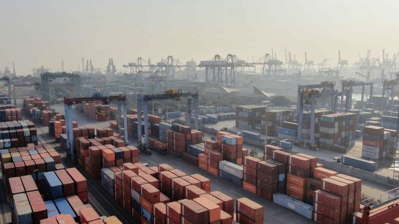 IPC Terminal Petikemas menunjukkan performa impresif dengan pertumbuhan petikemas sebesar 13,1 persen pada Januari-Oktober 2025, didorong peningkatan ekspor komoditas unggulan.