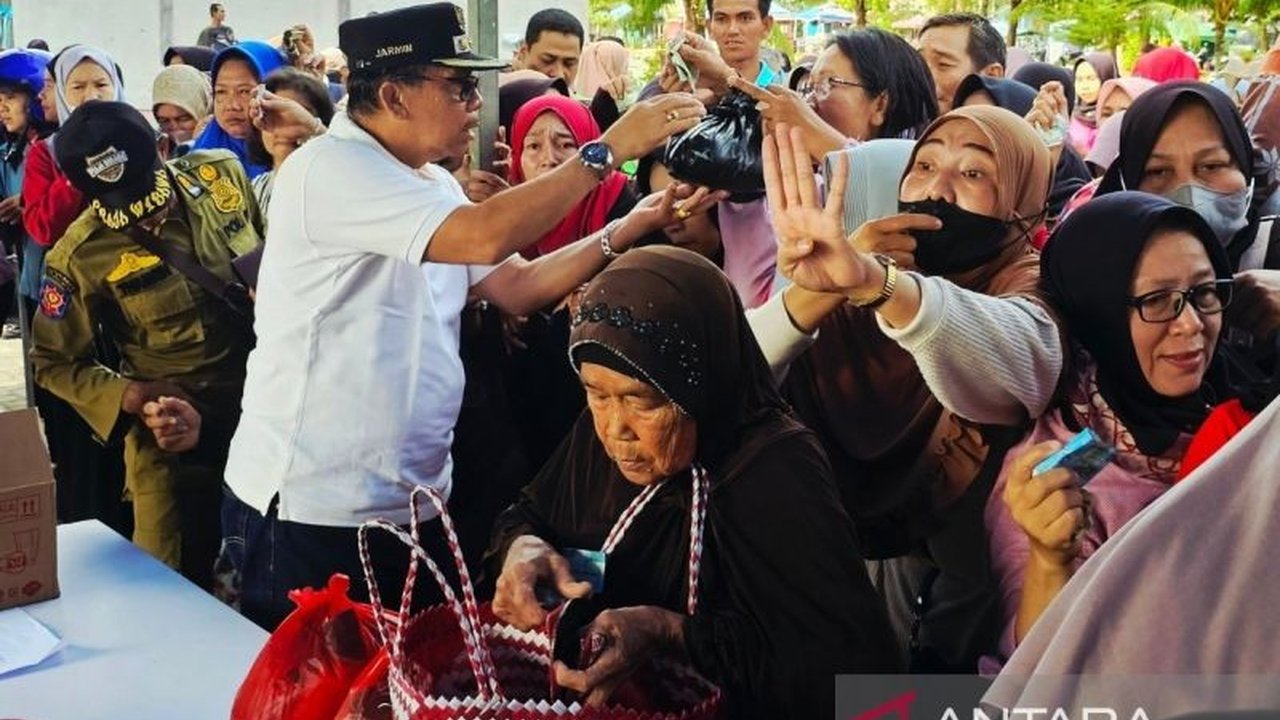 Pemerintah Kabupaten Natuna menggelar Pasar Murah Natuna di Pantai Piwang untuk menstabilkan harga sembako jelang Hari Besar Keagamaan Nasional 2026, menawarkan komoditas penting dengan harga terjangkau.