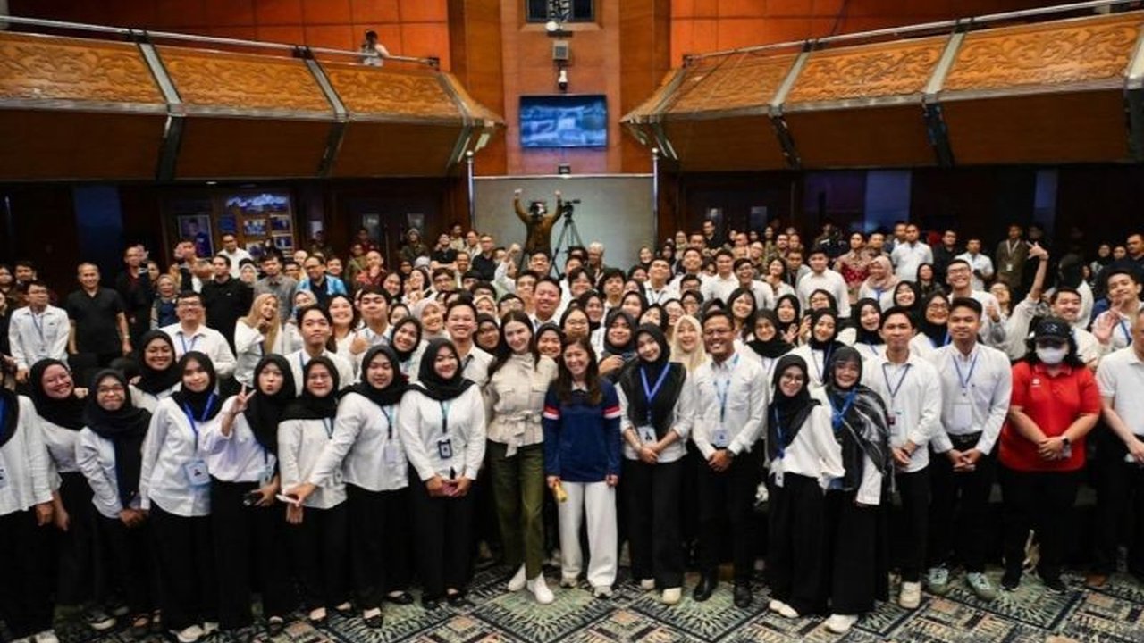 Kementerian Komunikasi dan Digital (Kemkomdigi) membekali 302 peserta Program Magang Nasional menjadi talenta digital yang menguasai AI dan aktif menjaga ruang siber, sebuah langkah strategis untuk memperkuat SDM digital nasional.