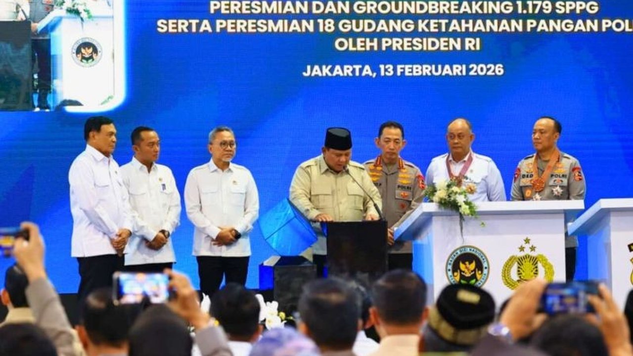 Presiden Prabowo Subianto memberikan tanda kehormatan kepada jajaran Polri dan tokoh masyarakat penggerak program Makan Bergizi Gratis (MBG) Polri. Penghargaan ini menegaskan komitmen negara dalam memperkuat ketahanan pangan dan gizi nasional, sekaligus m