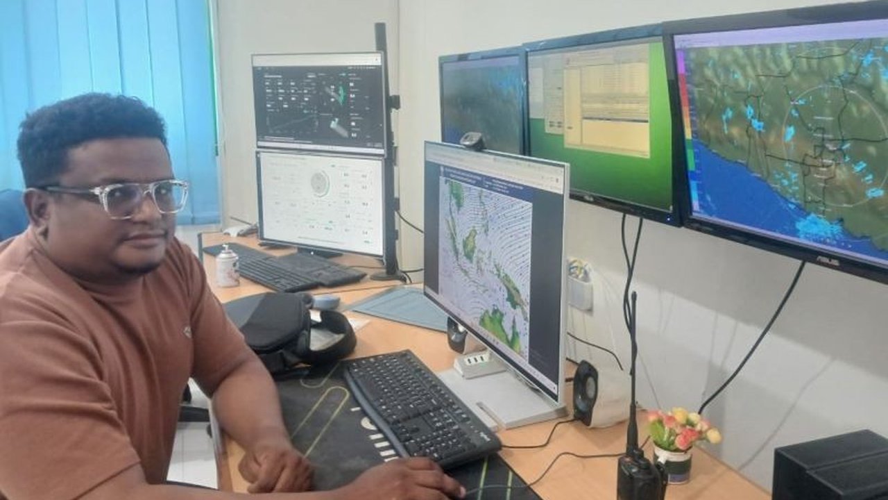 Badan Meteorologi, Klimatologi, dan Geofisika (BMKG) Timika mengeluarkan peringatan kepada nelayan lokal untuk waspada angin kencang Mimika yang berpotensi memicu gelombang tinggi di perairan Papua Tengah.