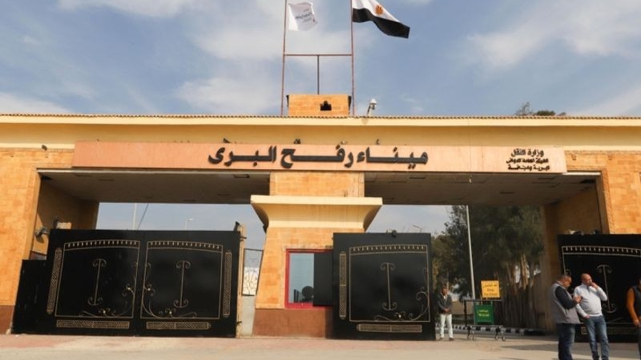Kepulangan warga Palestina ke Jalur Gaza melalui perlintasan Rafah diwarnai interogasi, penahanan, hingga tawaran uang dari Israel, memperburuk situasi Rafah yang sudah rentan.
