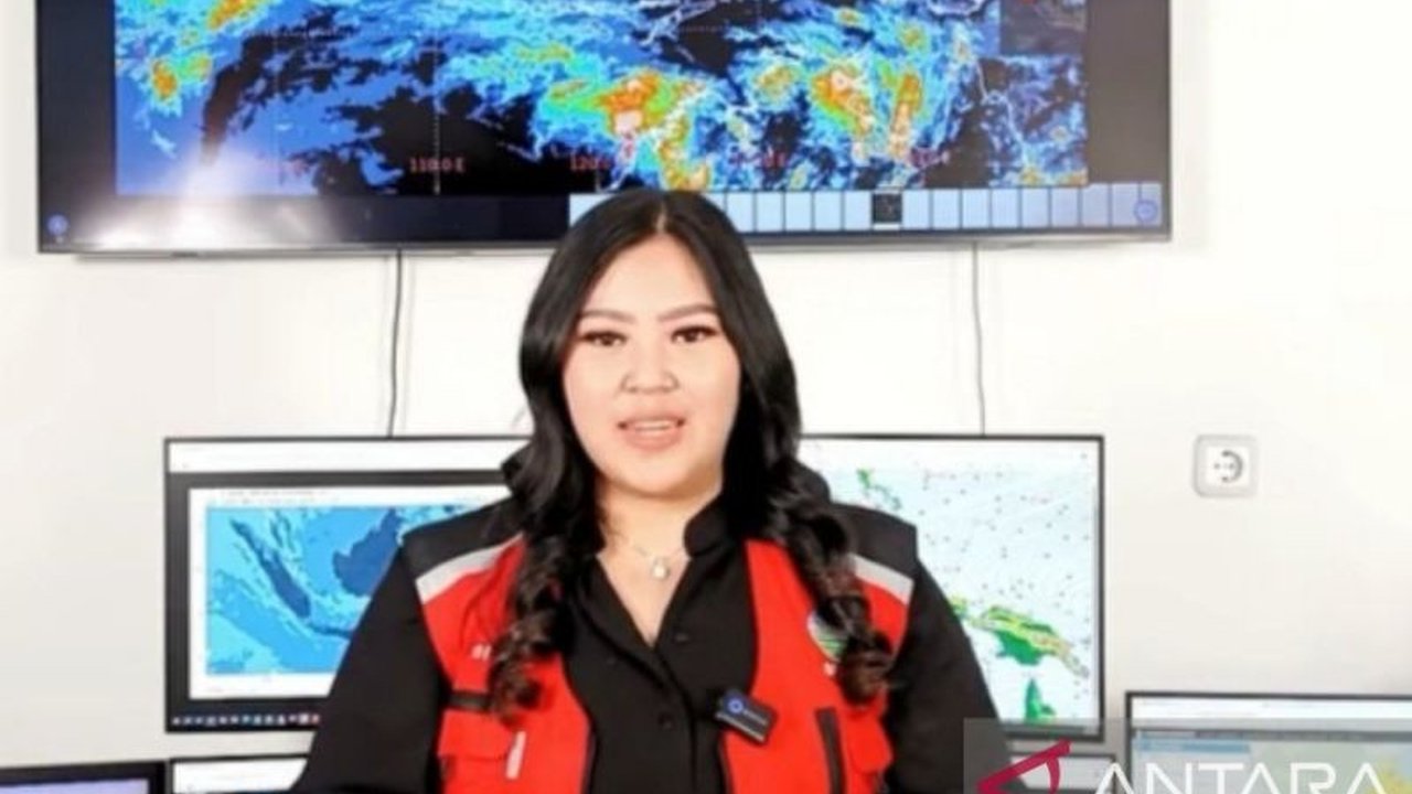 BMKG mengeluarkan peringatan dini terkait potensi longsor dan banjir hidrometeorologi akibat hujan lebat di wilayah pegunungan Sumatera Utara pada Minggu (15/2). Warga diimbau waspada.