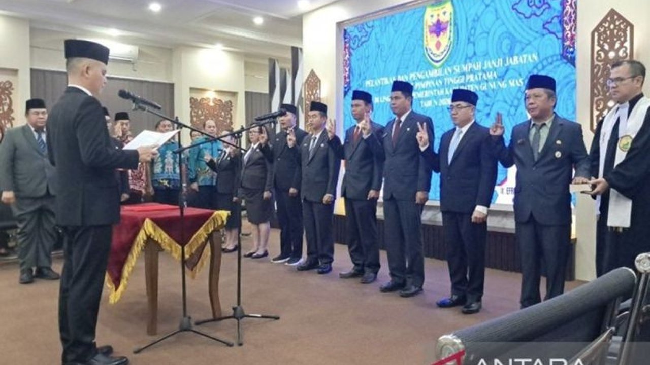 Bupati Gunung Mas Jaya S Monong menegaskan urgensi profesionalisme pejabat daerah dalam menjalankan roda pemerintahan. Penegasan ini disampaikan usai pelantikan delapan pejabat eselon II/B, menandai komitmen Pemkab terhadap Profesionalisme Pejabat Gunung.
