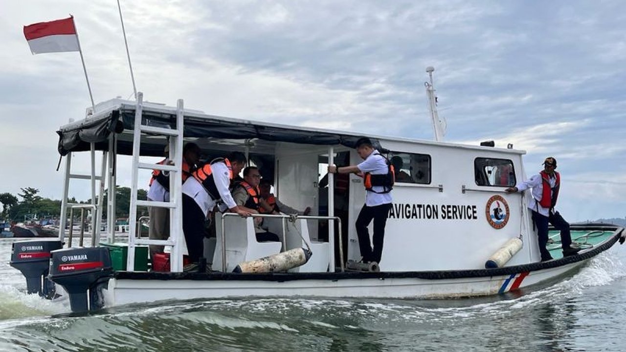 Kolaborasi strategis antara Kemenhub dan BRIN menghadirkan inovasi Smart Buoy Tanjung Intan untuk mengamankan jalur distribusi energi vital di Cilacap, menjamin keselamatan pelayaran serta ketahanan energi nasional.