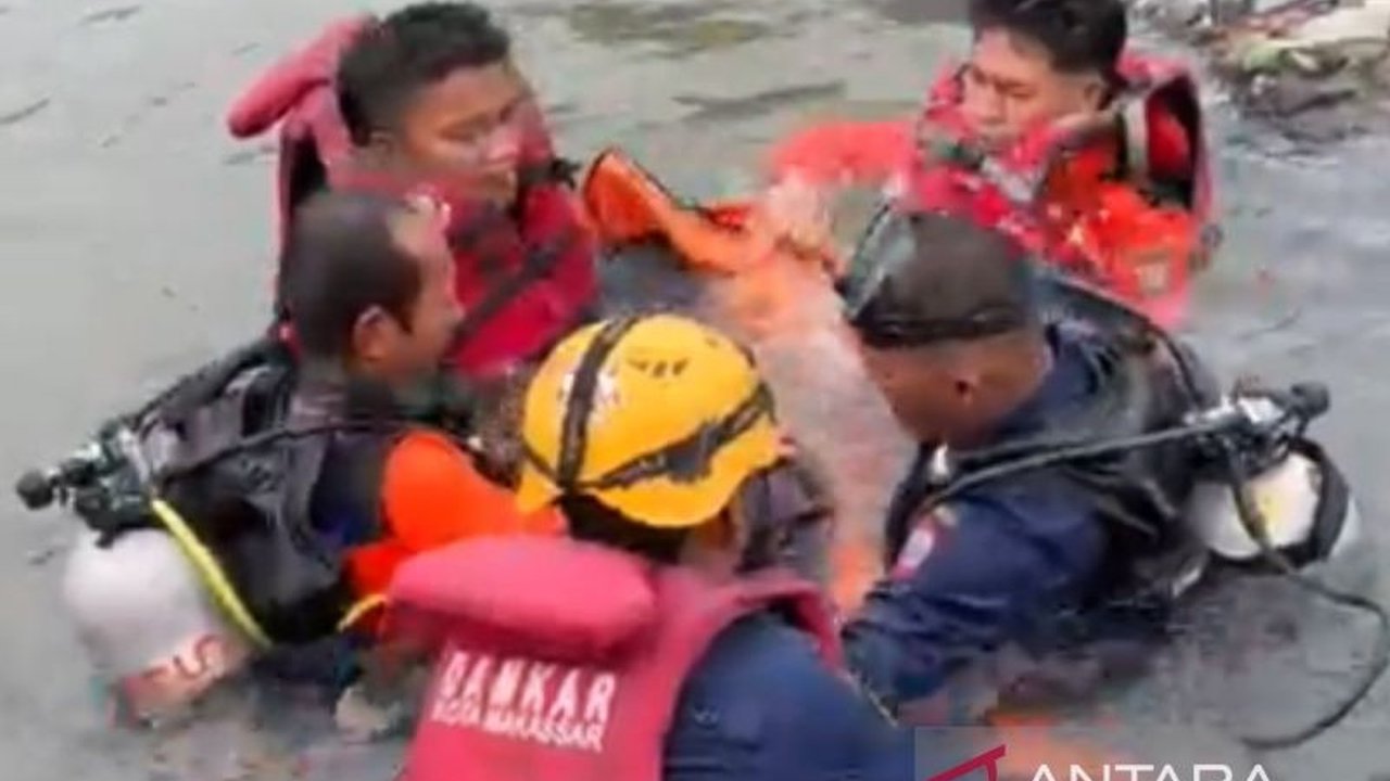 Tim SAR gabungan berhasil mengevakuasi jenazah seorang bocah laki-laki berusia 11 tahun yang tenggelam di kanal Nuri, Maccini Sombala, Makassar. Insiden bocah tenggelam ini menjadi pengingat pentingnya pengawasan orang tua.