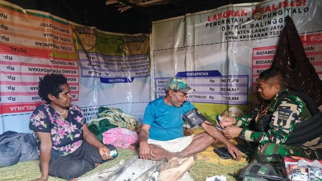 Satgas Yonif 511/DY memperkuat pelayanan kesehatan gratis bagi warga Distrik Balingga, Lanny Jaya, Papua Pegunungan, menunjukkan kepedulian TNI di wilayah pedalaman.