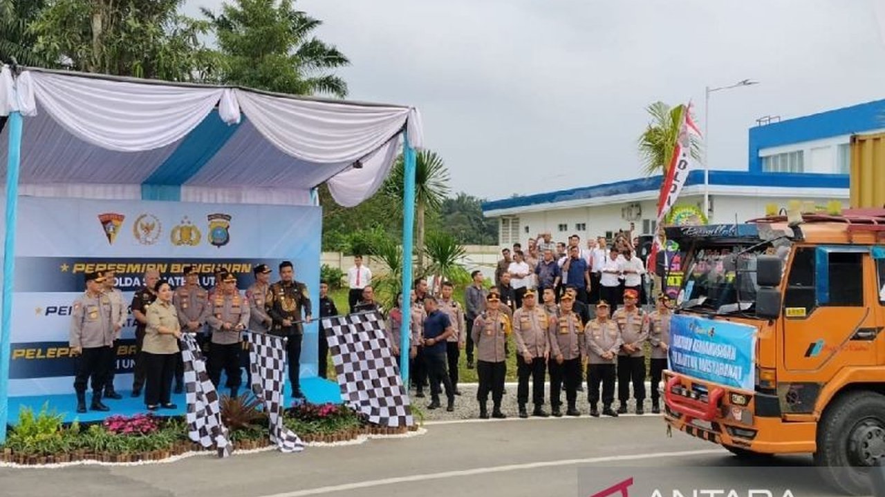 Kapolri Jenderal Pol Listyo Sigit Prabowo memimpin pelepasan Bantuan Polri berupa 22 kontainer logistik bagi puluhan ribu warga terdampak bencana di Aceh, Sumatera Utara, dan Sumatera Barat, menegaskan kehadiran negara.