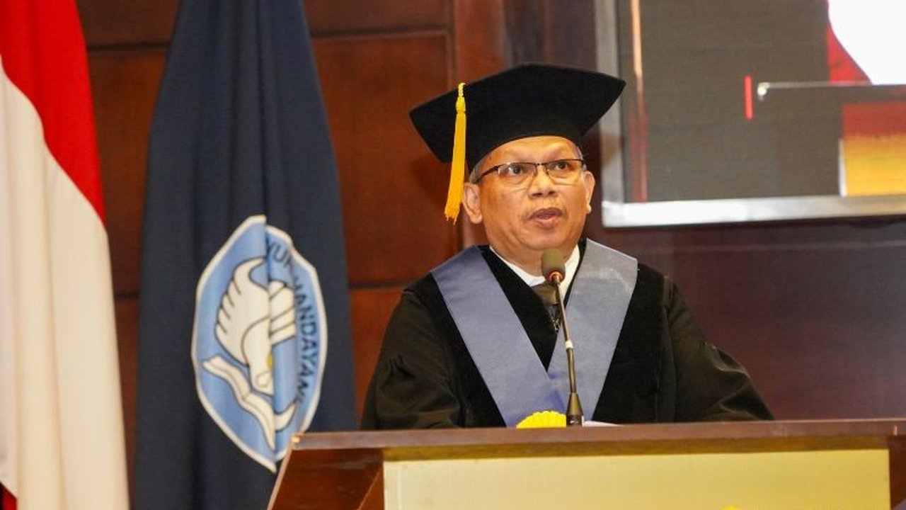 Guru Besar UI Prof. Nofrijon Sofyan mengembangkan metode sintesis hijau partikel nano titanium dioksida, solusi revolusioner untuk panel surya generasi terbaru yang lebih efisien dan berkelanjutan.