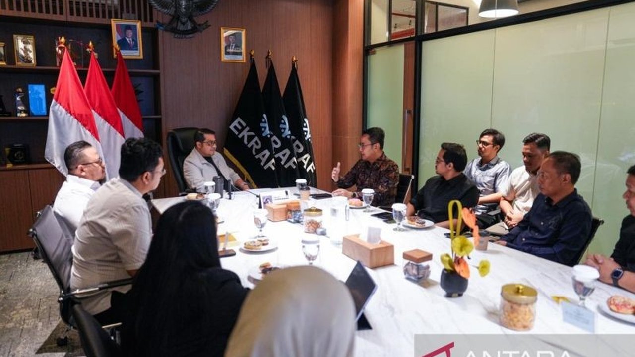 Pemerintah melalui Kemenekraf menjajaki kolaborasi ekonomi kreatif dengan Indonesian Association of British Alumni (IABA) untuk memperluas jejaring, mengembangkan pasar, dan mendorong talenta lokal ke kancah global, memicu rasa penasaran akan dampak siner