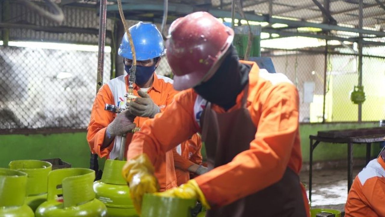 Pertamina Patra Niaga Regional Sumbagsel menjamin kelancaran **distribusi BBM dan LPG Pertamina** di Bangka Belitung jelang Imlek dan Ramadhan, dengan penambahan pasokan serta pengawasan ketat untuk memenuhi kebutuhan masyarakat.