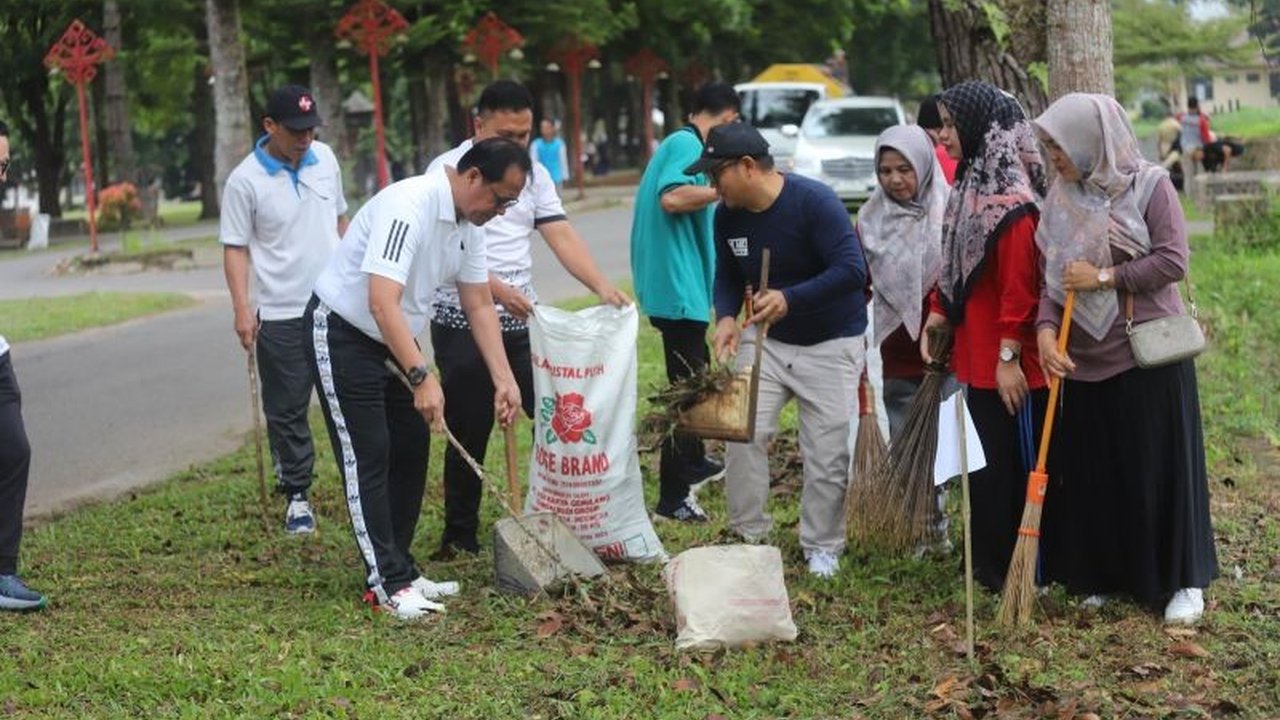 Pemerintah Kabupaten Lampung Barat memperkuat Gerakan ASRI untuk menjaga lingkungan tetap bersih dari sampah, menindaklanjuti arahan Presiden dan Gubernur. Simak detail komitmennya!