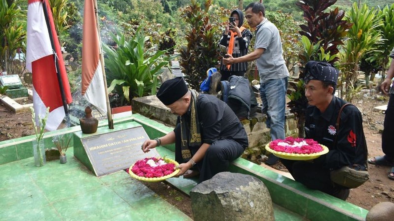 Warga Kediri, mulai dari komunitas sejarah hingga mahasiswa, menggelar refleksi dan doa bersama untuk mengenang Perjuangan Tan Malaka, pahlawan nasional yang gagasan-gagasannya masih relevan hingga kini.