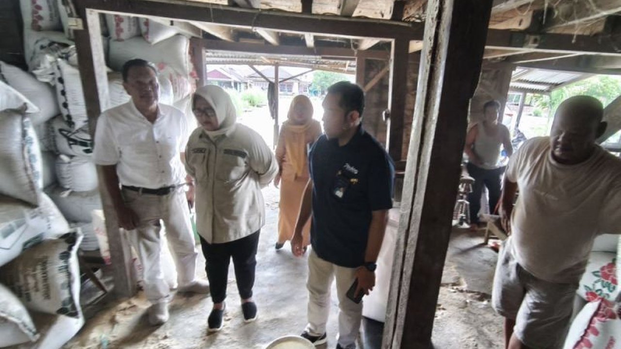 Perum Bulog Cabang Rejang Lebong terus mengoptimalkan Penyerapan Gabah Bulog Lebong dari petani, dengan target 1.000 ton GKP. Upaya ini penting untuk menjaga stabilitas pasokan dan harga beras.
