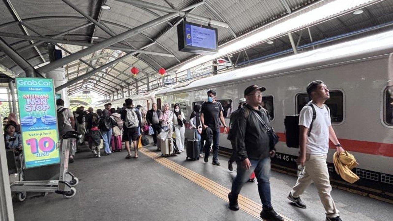 KAI Daop 8 Surabaya mencatat lonjakan signifikan jumlah pelanggan yang dilayani selama awal libur Imlek 2026, menunjukkan kepercayaan masyarakat terhadap moda transportasi kereta api.
