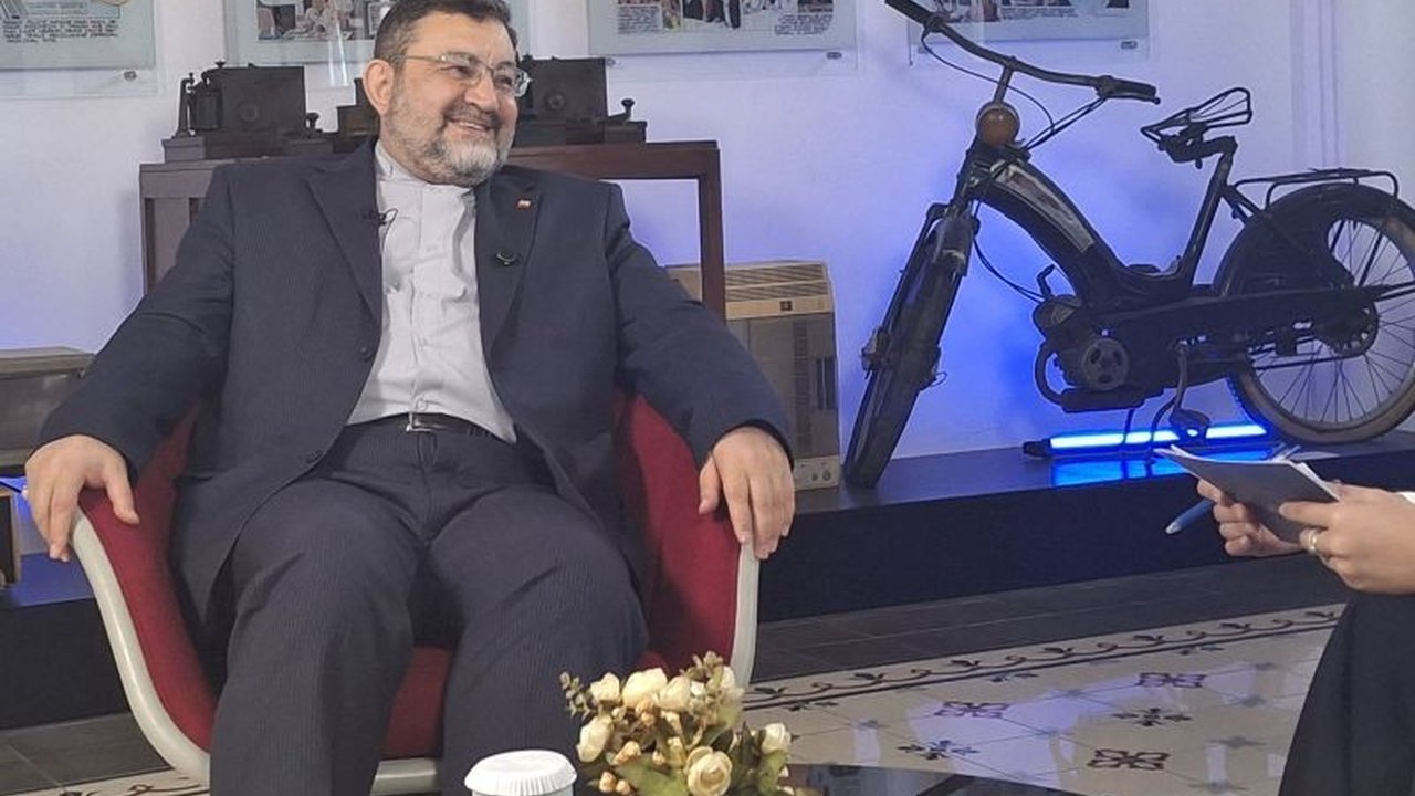 Duta Besar Iran untuk Indonesia, Mohammad Boroujerdi, menyatakan Teheran serius mengupayakan Kerja Sama Teknologi Indonesia Iran di berbagai bidang. Iran siap transfer pengetahuan dan tawarkan beasiswa penuh untuk menarik minat Indonesia.