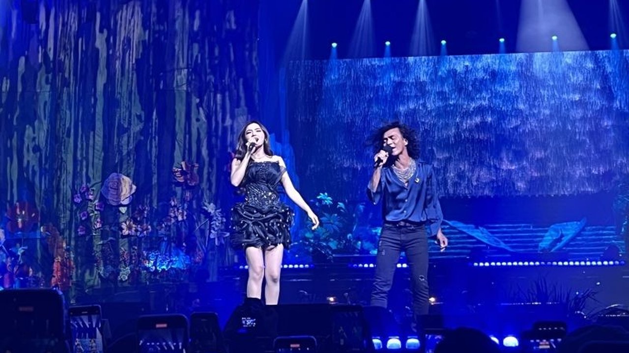 Vokalis legendaris Kaka Slank hadir sebagai kejutan di konser tunggal Mahalini Raharja, 