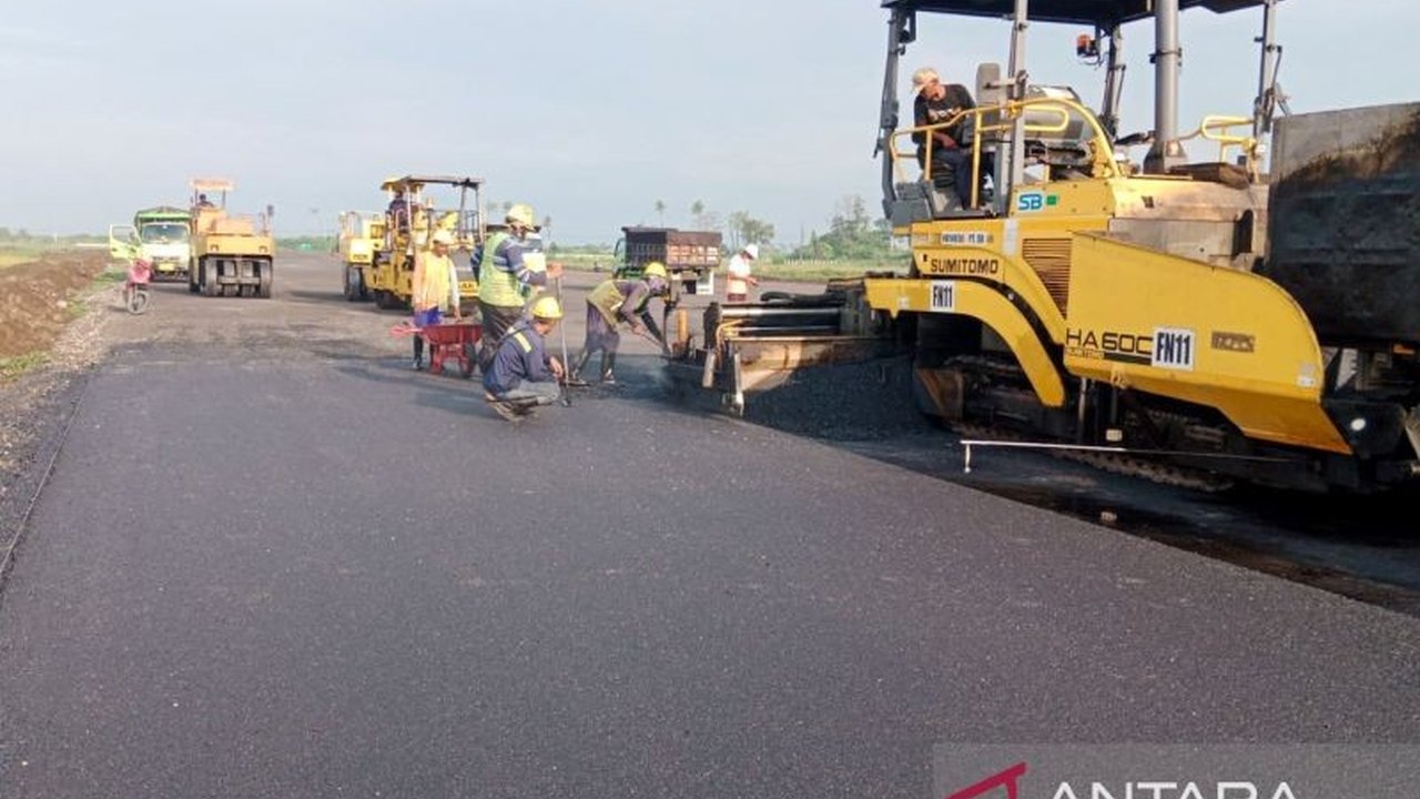 Pembangunan Bandara KASA Situbondo oleh Kementerian Pertahanan di kawasan Pantai Banongan melibatkan ratusan pekerja lokal dan memprioritaskan material daerah, meskipun menghadapi tantangan kualitas material yang ketat.