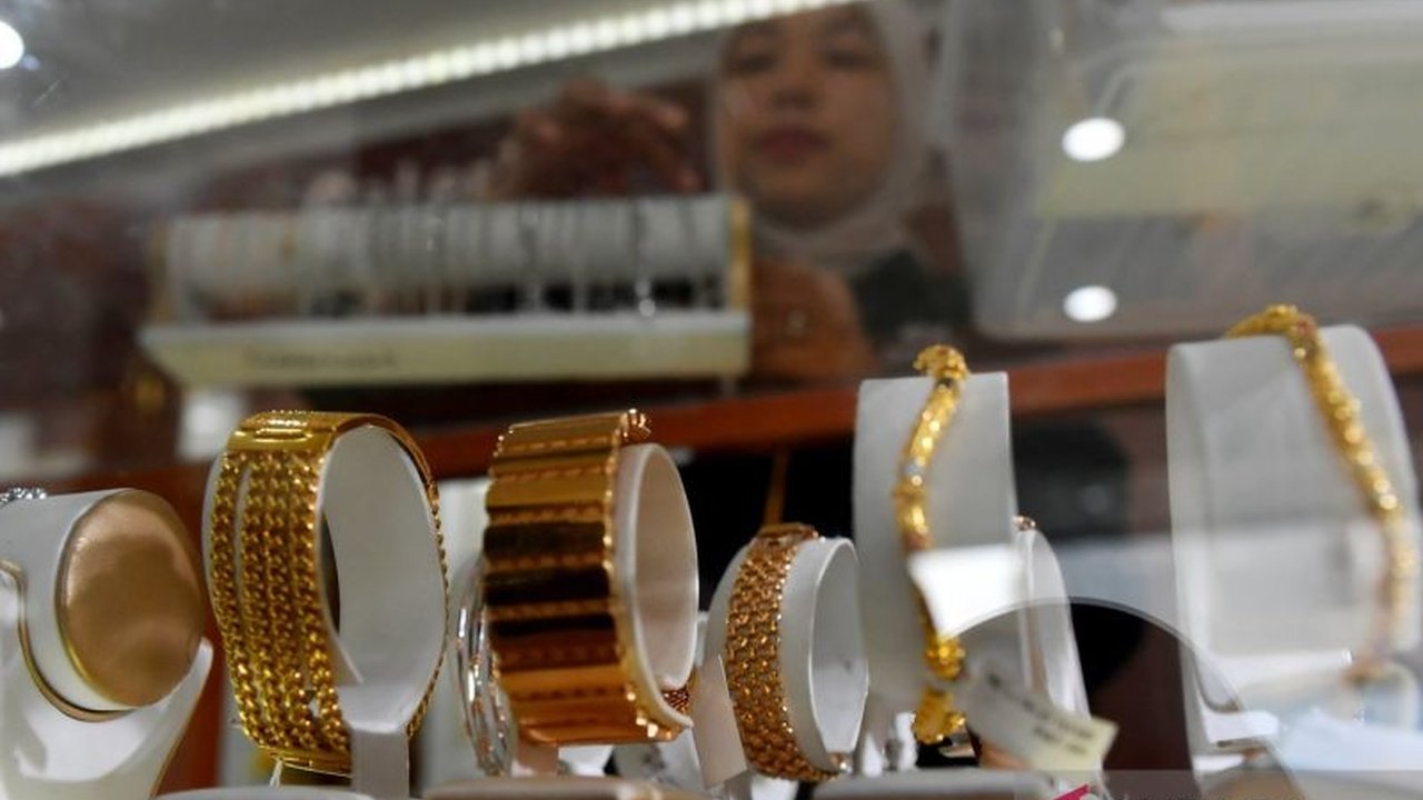 Pagi ini, Harga Emas Pegadaian Hari Ini menunjukkan kenaikan drastis untuk UBS dan Galeri24. Cari tahu detail harga per gramnya dan potensi investasi Anda.
