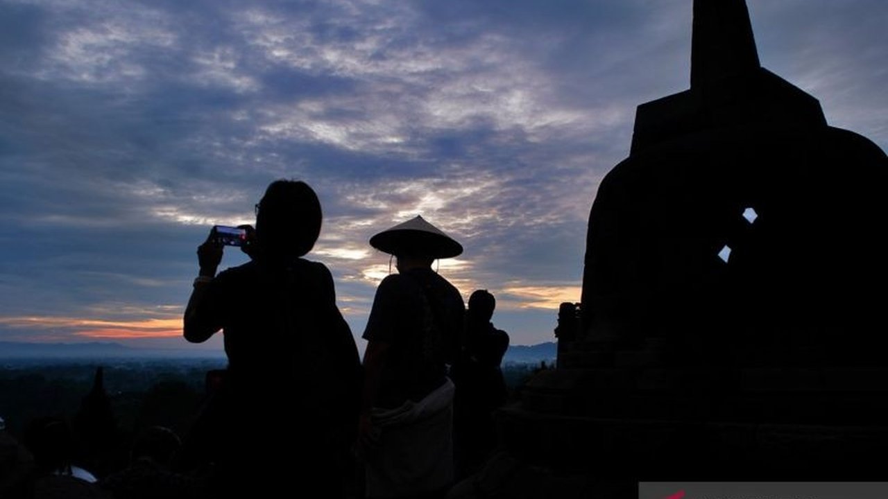 Rayakan Tahun Baru Imlek 2577 dengan pengalaman tak terlupakan di Candi Borobudur, nikmati promo tiket sunrise dan sunset eksklusif serta beragam atraksi budaya yang memukau.