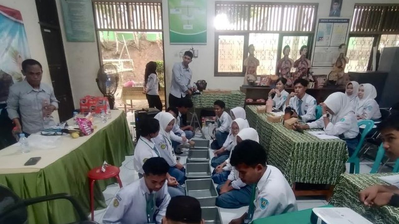 Dinas Pendidikan dan Kebudayaan (Disdikbud) Provinsi Kalimantan Selatan memperkuat literasi sejarah pelajar melalui program inovatif Museum Masuk Sekolah Kalsel. Inisiatif ini bertujuan mendekatkan museum sebagai sumber belajar menarik dan menumbuhkan kes