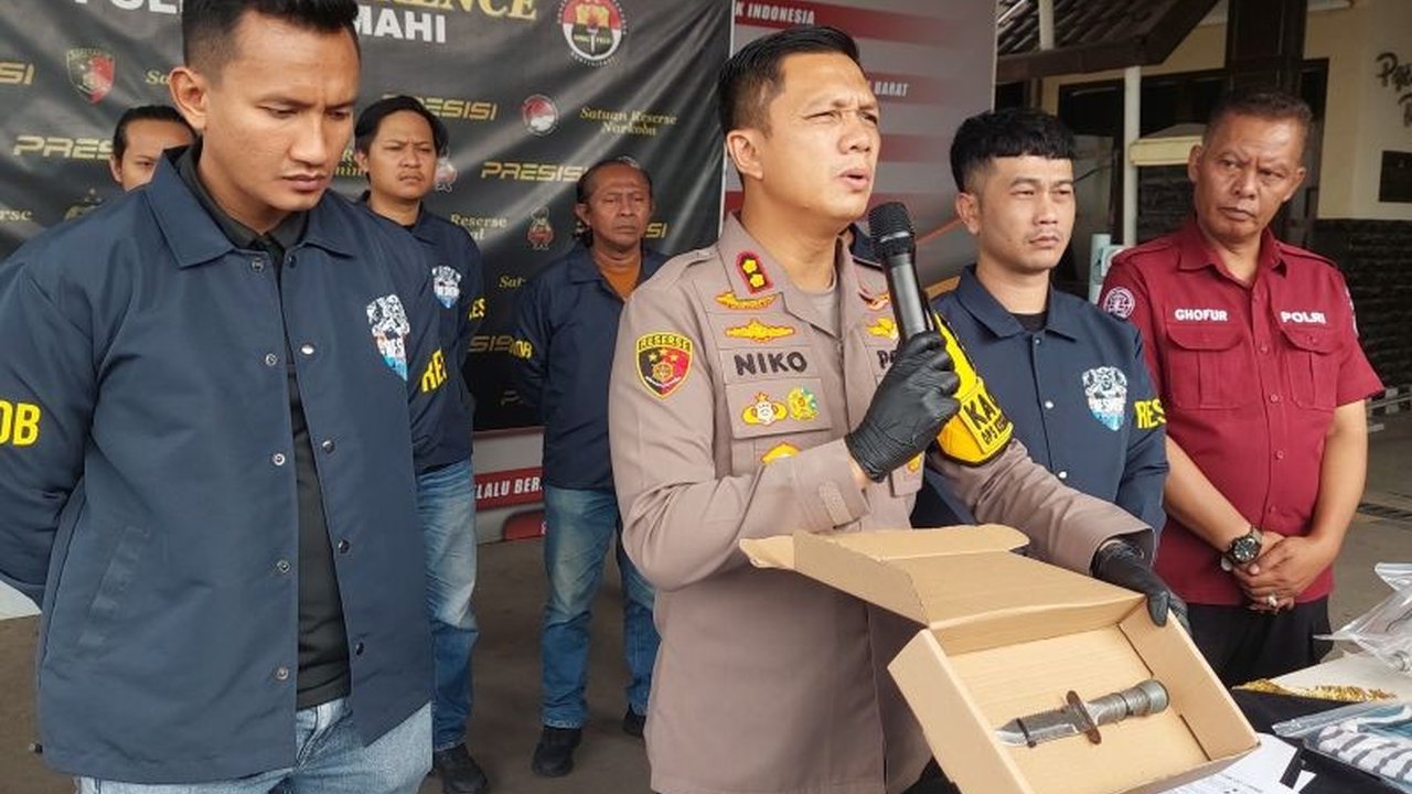 Polres Cimahi mengungkap motif tragis di balik kasus pembunuhan siswa SMP Cimahi yang ditemukan tewas, ternyata dipicu sakit hati karena putusnya hubungan pertemanan.