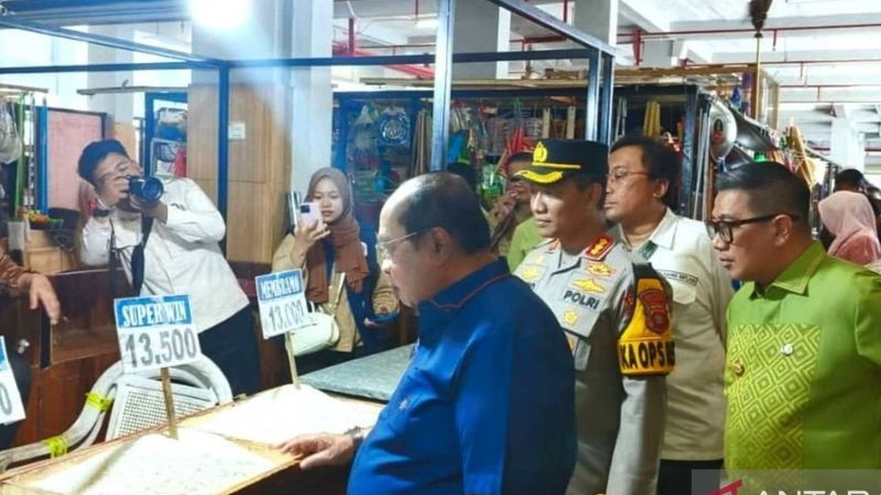 Forkopimda Kota Gorontalo bergerak cepat memastikan stabilitas harga bapokting jelang Ramadhan 2026. Hasil sidak di pasar dan gudang distributor menunjukkan ketersediaan serta harga masih aman dan terkendali.