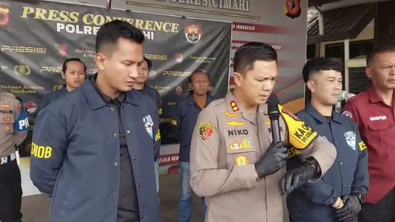 Polres Cimahi berhasil menangkap dua tersangka pembunuh seorang pelajar SMP di kawasan bekas Kampung Gajah, Kabupaten Bandung Barat, memecahkan misteri hilangnya korban.