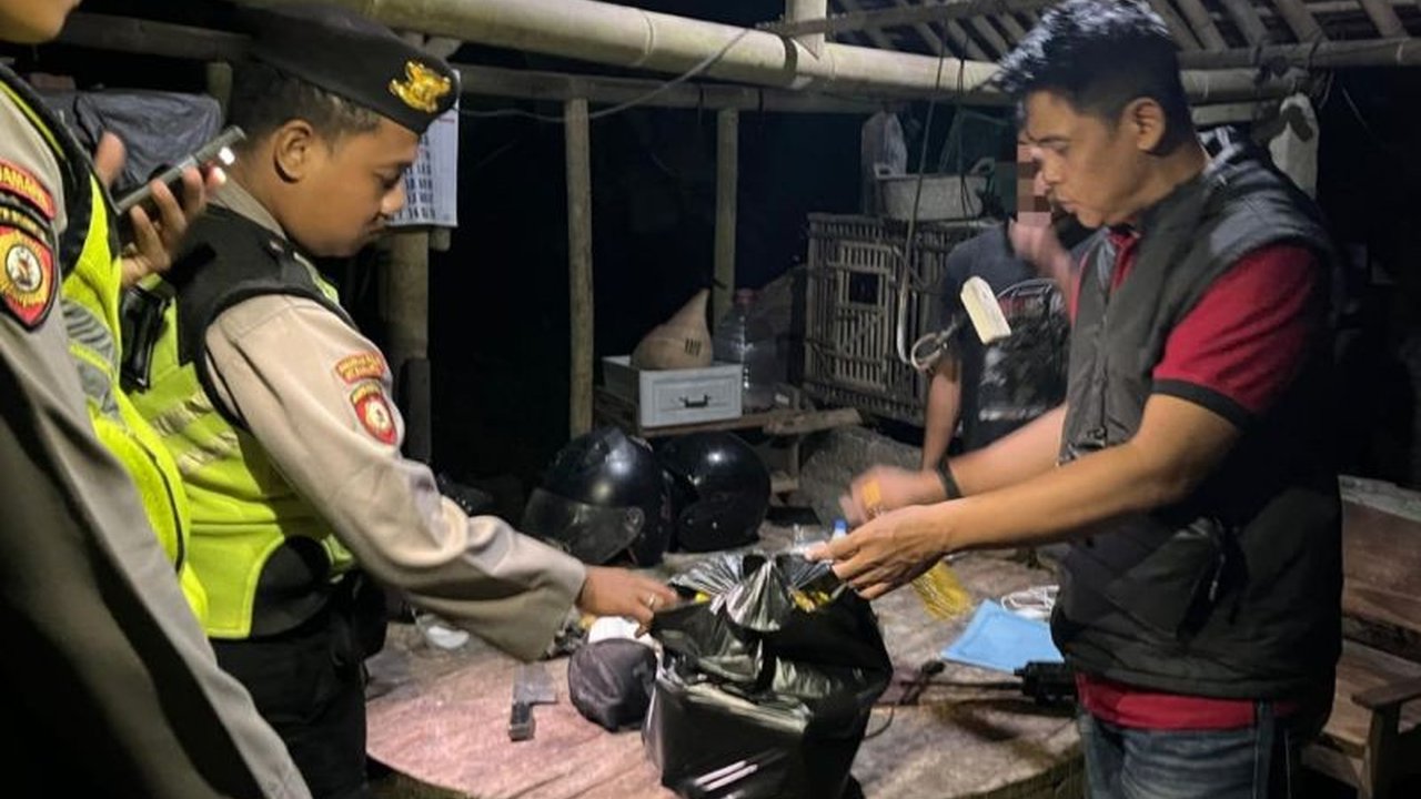 Polres Bantul intensifkan Pengawasan Miras Ilegal jelang bulan puasa 2026, berhasil menyita puluhan botol dari dua lokasi. Komitmen memberantas peredaran miras demi kamtibmas.