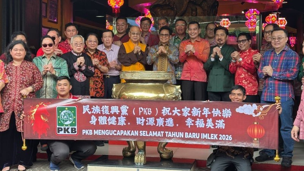 Ketua Umum PKB Abdul Muhaimin Iskandar, atau Cak Imin, merayakan Imlek di Vihara Avalokitesvara, Jakarta Barat. Ia berharap perayaan Imlek ini membawa kebahagiaan dan semangat moral tinggi bagi bangsa.