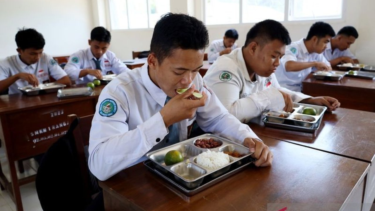 Program Makan Bergizi Gratis (MBG) di Sulawesi Barat tak hanya soal gizi, tetapi juga dorong ekonomi lokal dan ekosistem bisnis berkelanjutan. Ini upaya tingkatkan kesejahteraan masyarakat.
