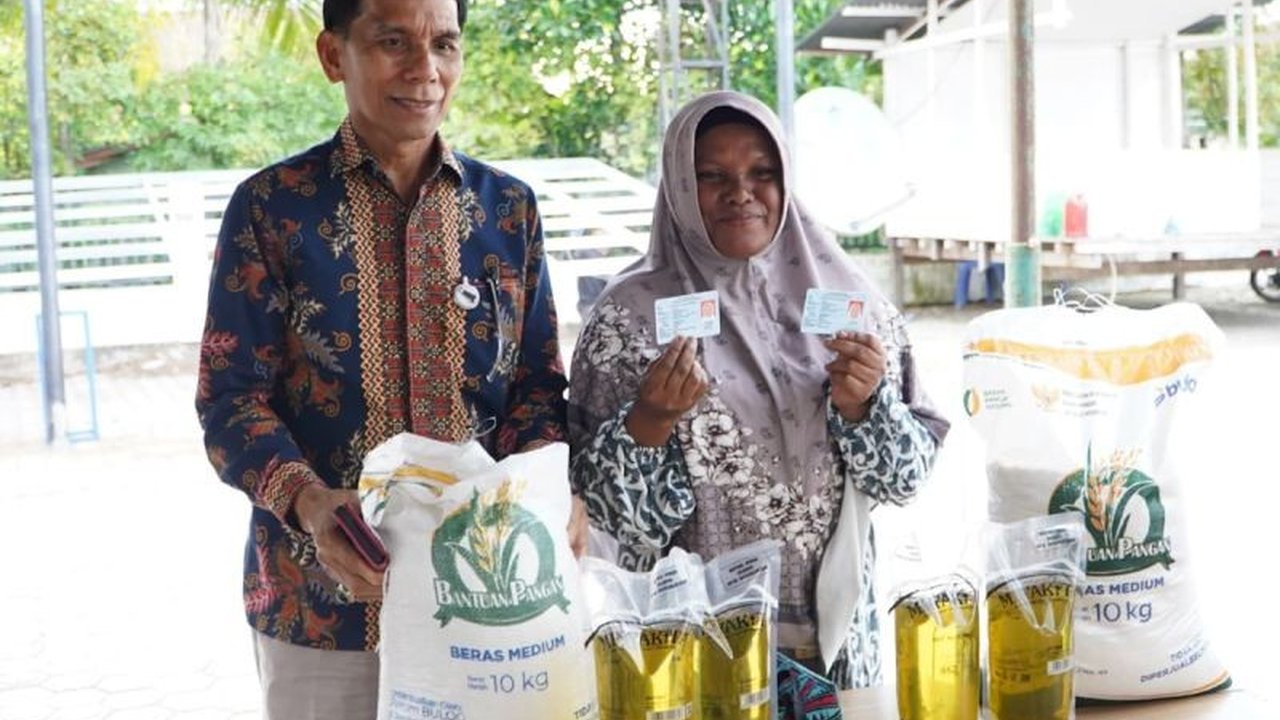 Menjelang Ramadhan 1447 Hijriah, Badan Pangan Nasional (Bapanas) menugaskan Perum Bulog menyalurkan bantuan pangan beras dan minyak goreng kepada 33,2 juta Keluarga Penerima Manfaat (KPM) guna menjaga daya beli dan stabilitas harga pangan nasional.