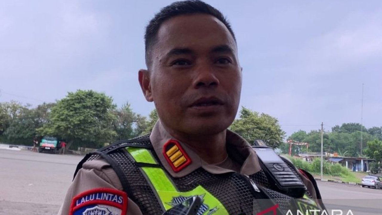 Kepolisian Resor Cianjur memberlakukan rekayasa arus lalu lintas di jalur Puncak untuk mengantisipasi kemacetan parah selama libur panjang Imlek 2026, memastikan kelancaran perjalanan.